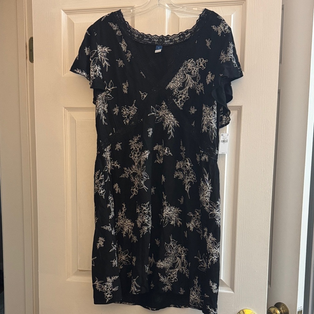 Old Navy Black and White Floral Short Sleeve Dress